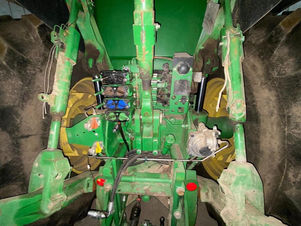 Traktor a típus John Deere 8335R 4 x tvillingehjul. Hjulvægte. GPS. AutoTrac. StarFire 3000. TLS. PowerShift. Luftbremser. ring til Ulrik på 40255544. Jeg snakker Jysk, tysk og engelsk., Gebrauchtmaschine ekkor: Kolding (Kép 5)