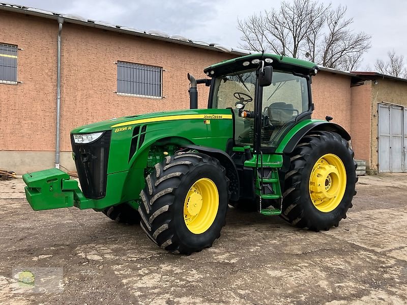 Traktor of the type John Deere 8335R *Powr Shift*, Gebrauchtmaschine in Salsitz