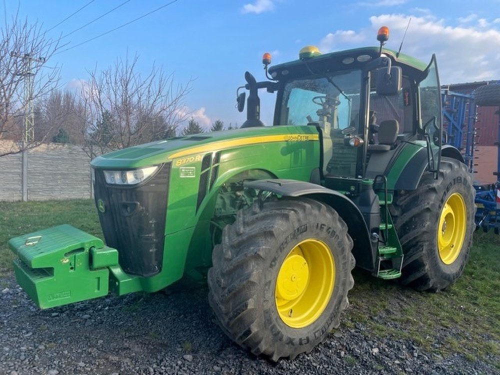 Traktor Türe ait John Deere 8370 R, Gebrauchtmaschine içinde Praha (resim 1)