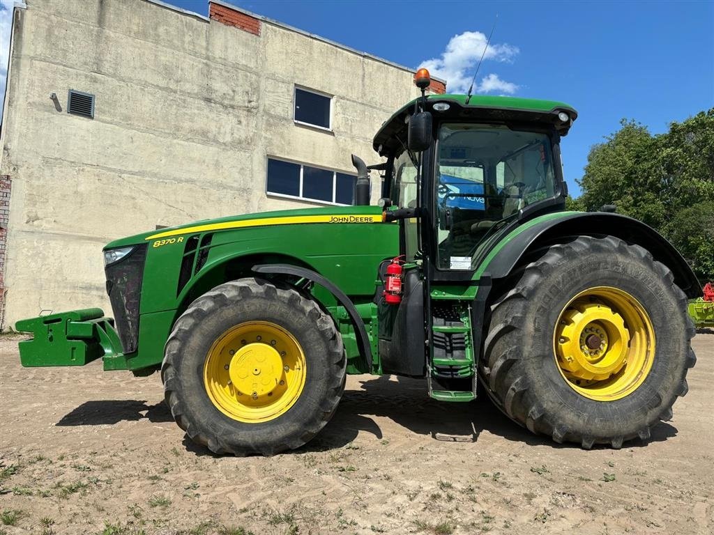 Traktor des Typs John Deere 8370R Affjedret foraksel og kabine. Hitch krog. Auto steer ready. Luftbremser. Mange paa lager. Ring til Ulrik 0045-40255544, Gebrauchtmaschine in Kolding (Bild 1)