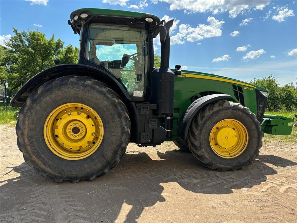 Traktor Türe ait John Deere 8370R Affjedret foraksel og kabine. Hitch krog. Auto steer ready. Luftbremser. Mange paa lager. Ring til Ulrik 0045-40255544, Gebrauchtmaschine içinde Kolding (resim 2)