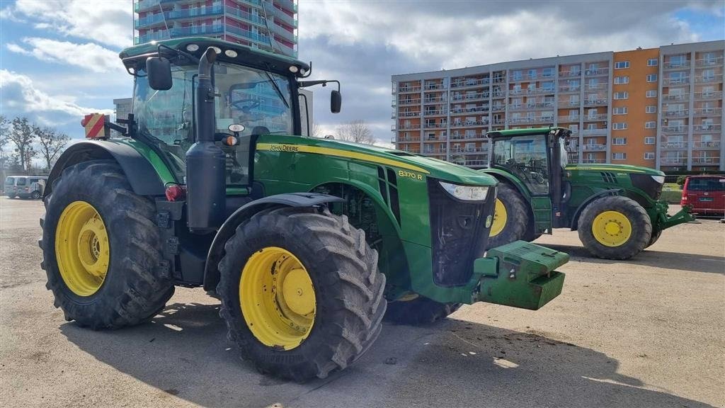 Traktor Türe ait John Deere 8370R GPS klar. Stor monitor 4600 ( 10" ). Luftbremser. AutoPower. Ring til Ulrik på +45-40255544. Jeg snakker Jysk., Gebrauchtmaschine içinde Kolding (resim 1)