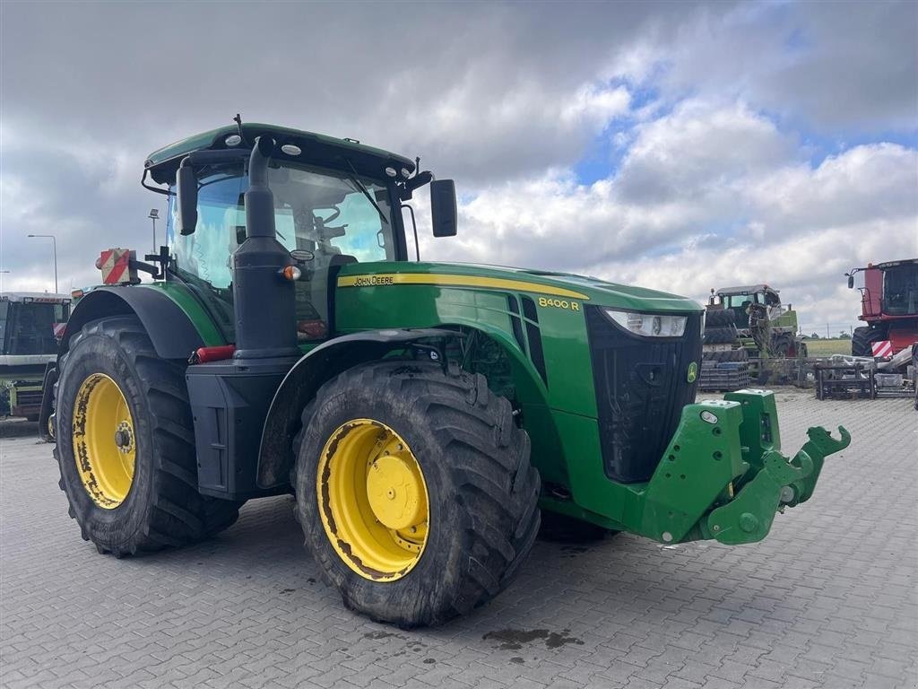 Traktor a típus John Deere 8400R Se lige prisen. Ultimate Edition. E23. Vi giver 50 timers reklamationsret i DK!!! Front lift. Luftbremser. 50 km/t. AutoSteer., Gebrauchtmaschine ekkor: Kolding (Kép 1)