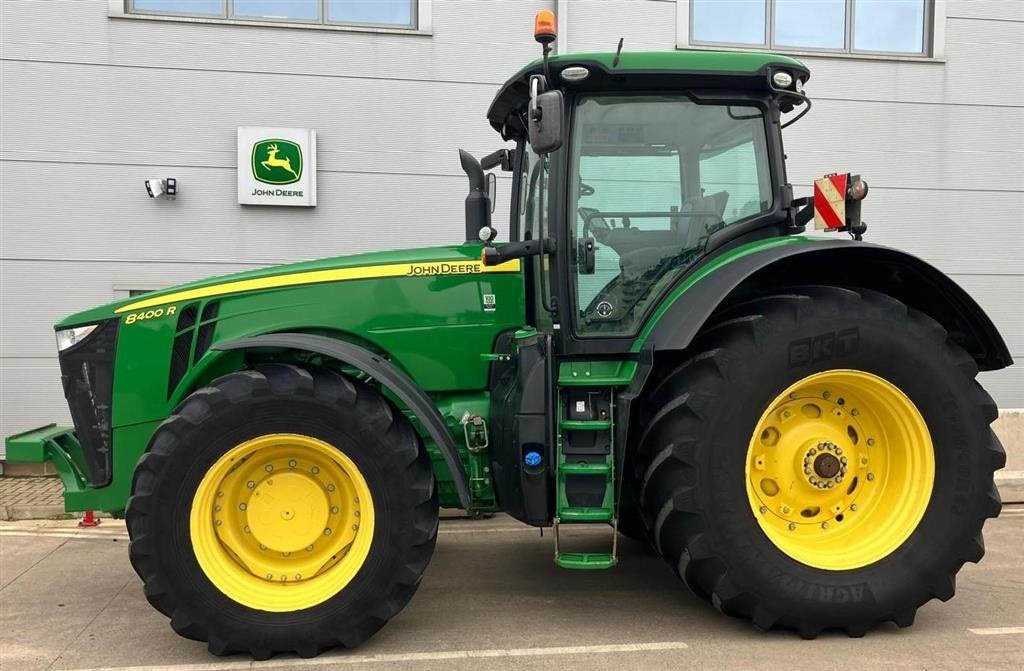 Traktor typu John Deere 8400R Ultimate Edition. Alt udstyr incl. E23. GPS Auto steer ready. Luft og hydraulikbremser. Ring til Ulrik på 0045-40255544. Jeg snakker Jysk, tysk og engelsk., Gebrauchtmaschine v Kolding (Obrázek 1)