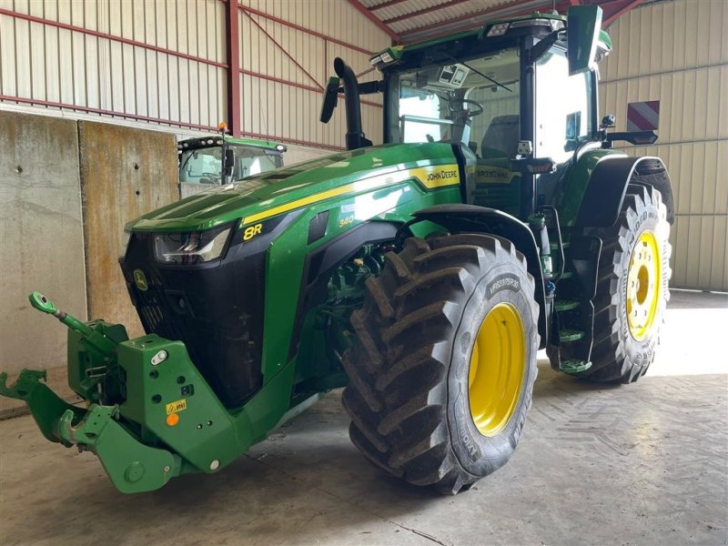 Traktor от тип John Deere 8R340 SOLGT!!! Active Seat. AutoTrack GPS. Hjul og frontvægte. Premium pakke. Ring til Ulrik på 0045-40255544. Jeg snakker Jysk, tysk og engelsk., Gebrauchtmaschine в Kolding (Снимка 1)