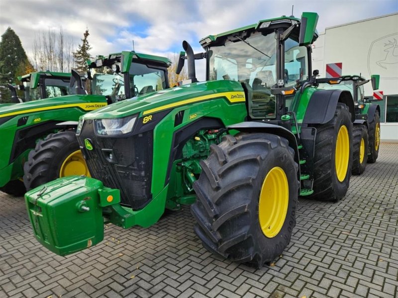 Traktor typu John Deere 8R340 SOLGT!!! Premium Edition. GPS StarFire 6000 + Permium aktivering. Ring til Ulrik på 0045-40255544. Jeg snakker Jysk, tysk og engelsk., Gebrauchtmaschine v Kolding (Obrázek 1)