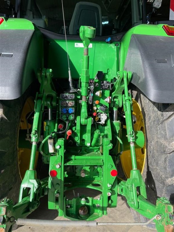 Traktor Türe ait John Deere 8R340 Tør du give et bud? AutoTrack GPS. Hjul og frontvægte. Premium pakke. Ring til Ulrik på 0045-40255544. Jeg snakker Jysk, tysk og engelsk., Gebrauchtmaschine içinde Kolding (resim 4)