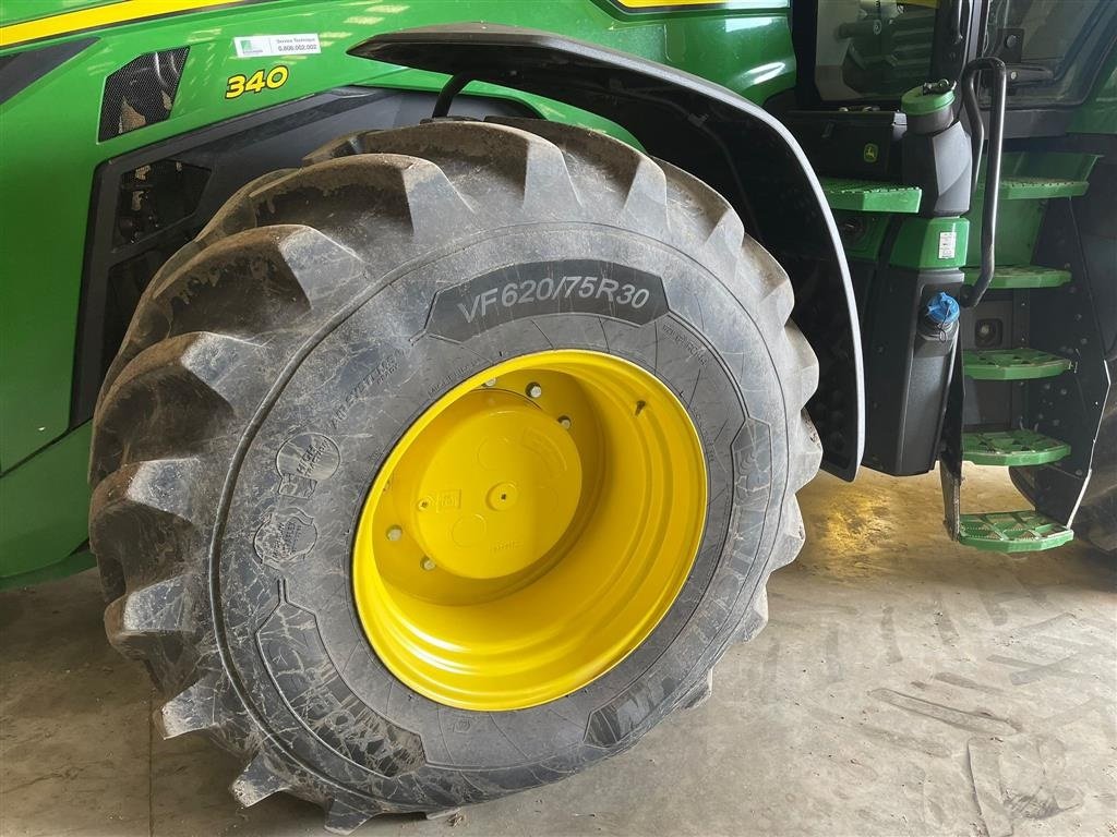 Traktor Türe ait John Deere 8R340 Tør du give et bud? AutoTrack GPS. Hjul og frontvægte. Premium pakke. Ring til Ulrik på 0045-40255544. Jeg snakker Jysk, tysk og engelsk., Gebrauchtmaschine içinde Kolding (resim 6)