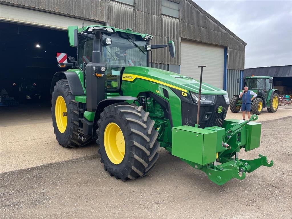 Traktor des Typs John Deere 8R370 GPS. AutoTrac. Alle pakker åbne. Ring til Ulrik på 40255544. Jeg snakker Jysk, tysk og engelsk., Gebrauchtmaschine in Kolding (Bild 2)