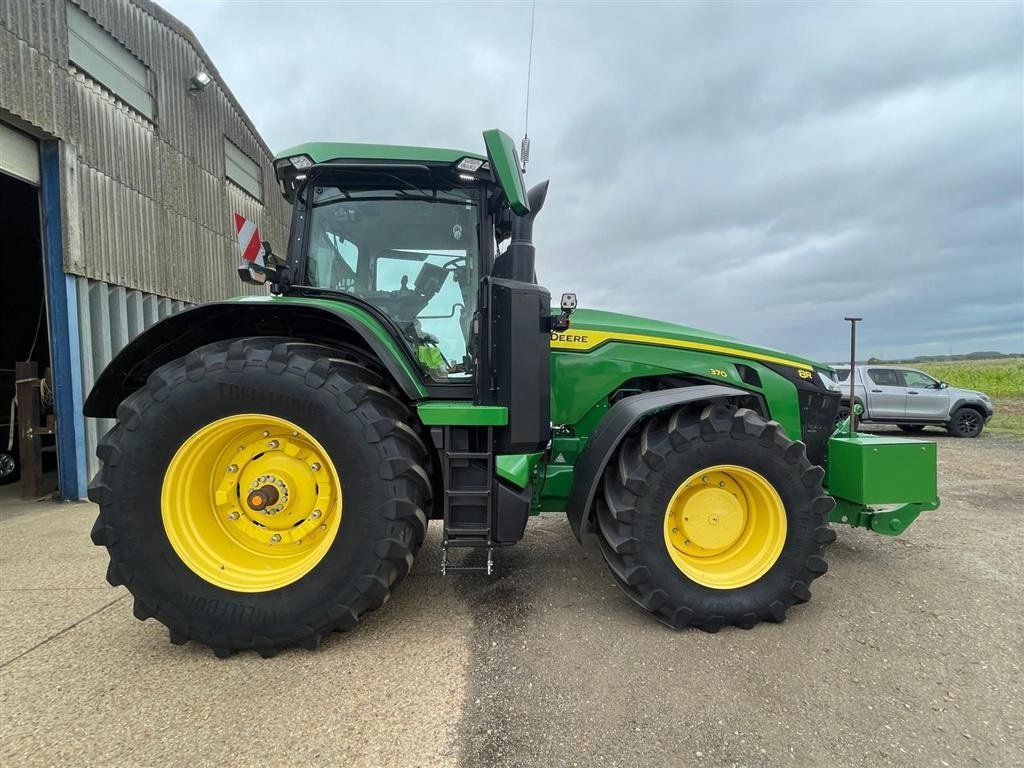 Traktor des Typs John Deere 8R370 GPS. AutoTrac. Alle pakker åbne. Ring til Ulrik på 40255544. Jeg snakker Jysk, tysk og engelsk., Gebrauchtmaschine in Kolding (Bild 1)