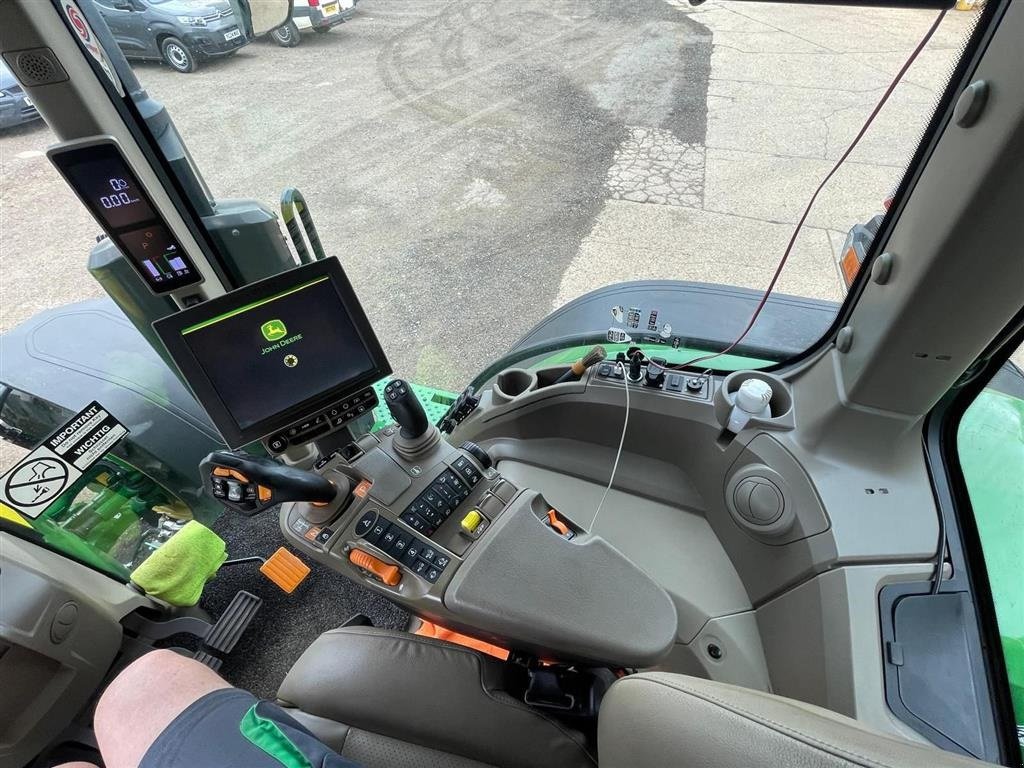 Traktor of the type John Deere 8R370 GPS. AutoTrac. Alle pakker åbne. Ring til Ulrik på 40255544. Jeg snakker Jysk, tysk og engelsk., Gebrauchtmaschine in Kolding (Picture 3)