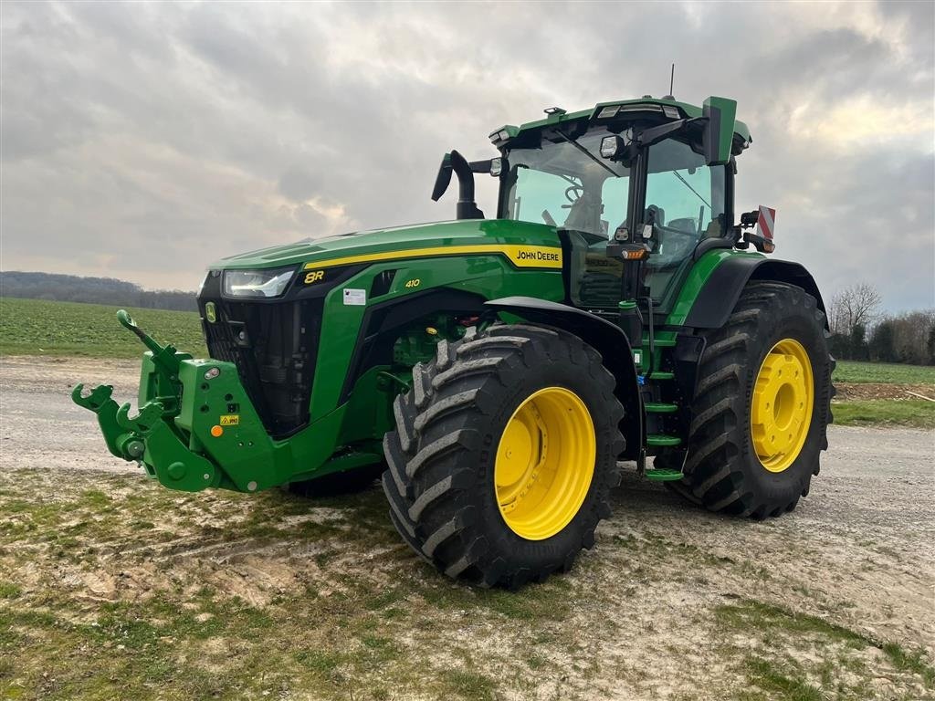 Traktor Türe ait John Deere 8R410 Alt udstyr. Kun 285 timer. Ring til Ulrik på 40255544. Jeg snakker Jysk, tysk og engelsk., Gebrauchtmaschine içinde Kolding (resim 4)