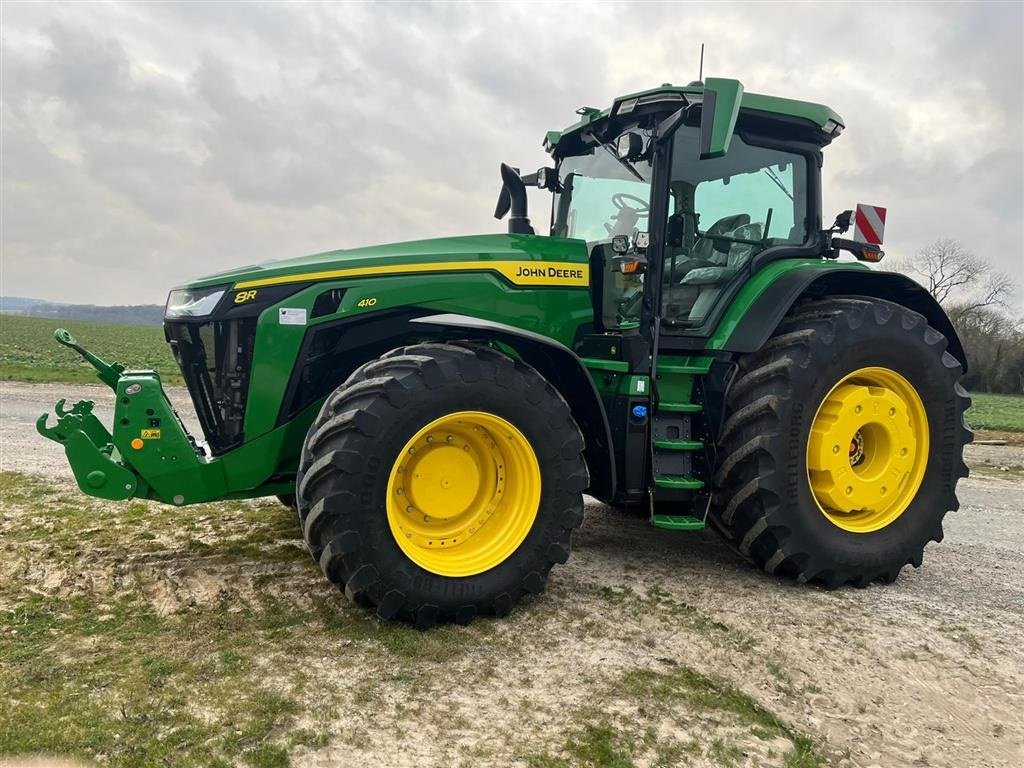 Traktor Türe ait John Deere 8R410 Alt udstyr. Kun 285 timer. Ring til Ulrik på 40255544. Jeg snakker Jysk, tysk og engelsk., Gebrauchtmaschine içinde Kolding (resim 2)