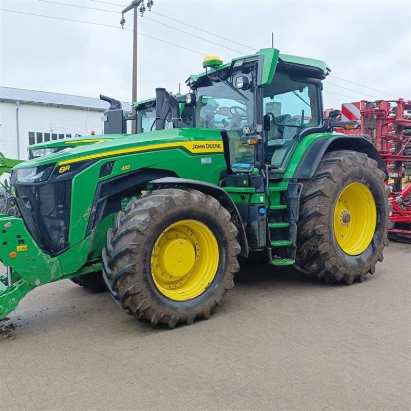 Traktor Türe ait John Deere 8R410 Alt udstyr. Signature Edition. Ultimate komfortpakke. Ultimate lyspakke. Vi tager gene din brugte traktor eller mejetærsker i bytte. Ring til Ulrik 40255544., Gebrauchtmaschine içinde Kolding (resim 3)