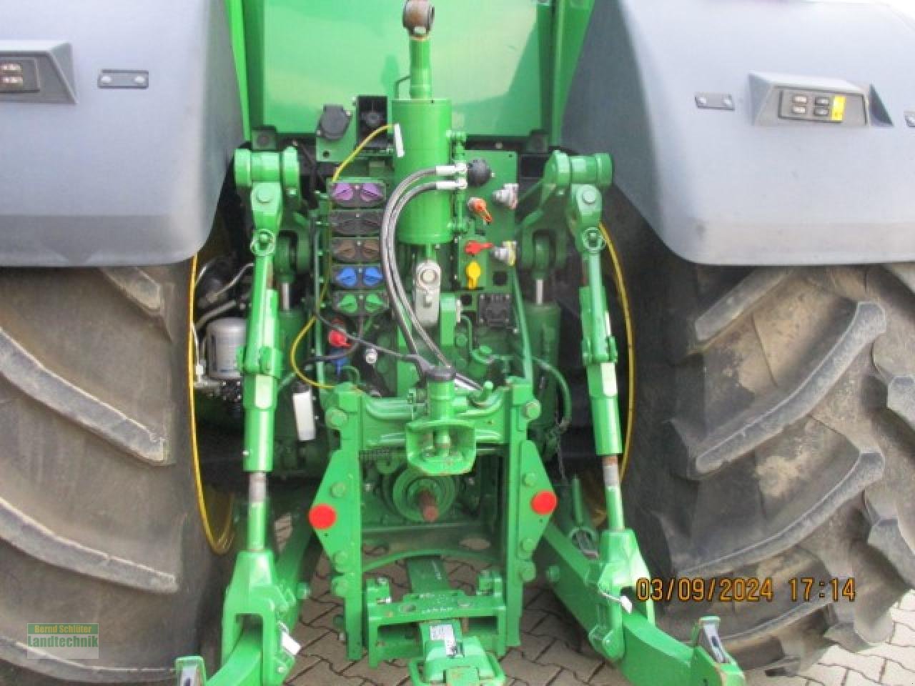 Traktor des Typs John Deere 8R410 E23, Gebrauchtmaschine in Büren (Bild 4)