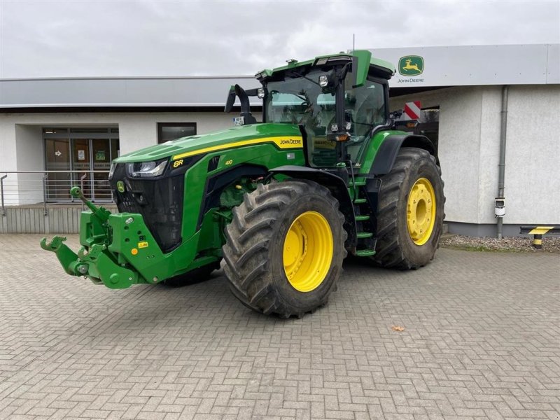 Traktor Türe ait John Deere 8R410 eAutoPowr™. 1.275 timer. Ring til Ulrik for mere info på 40255544. Jeg snakker Jysk, tysk og engelsk., Gebrauchtmaschine içinde Kolding (resim 1)