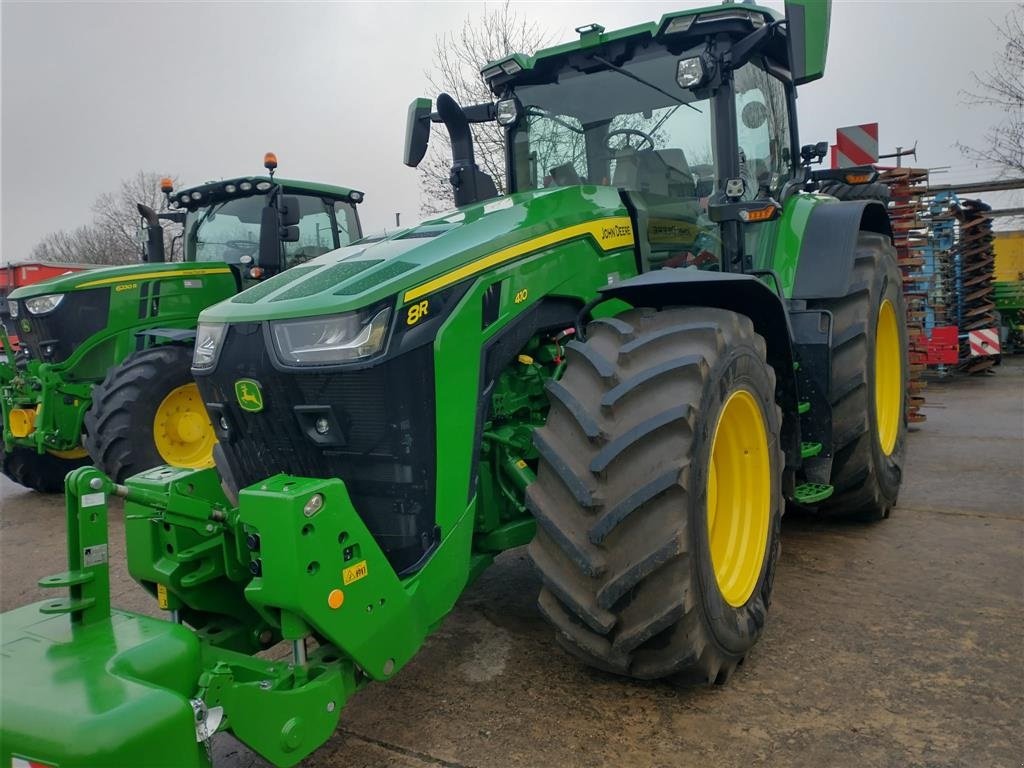 Traktor Türe ait John Deere 8R410 Kun 50 Timer!!! E23. Premium Comfort. Ultimate Vision. Hjulvægte, Gebrauchtmaschine içinde Kolding (resim 2)