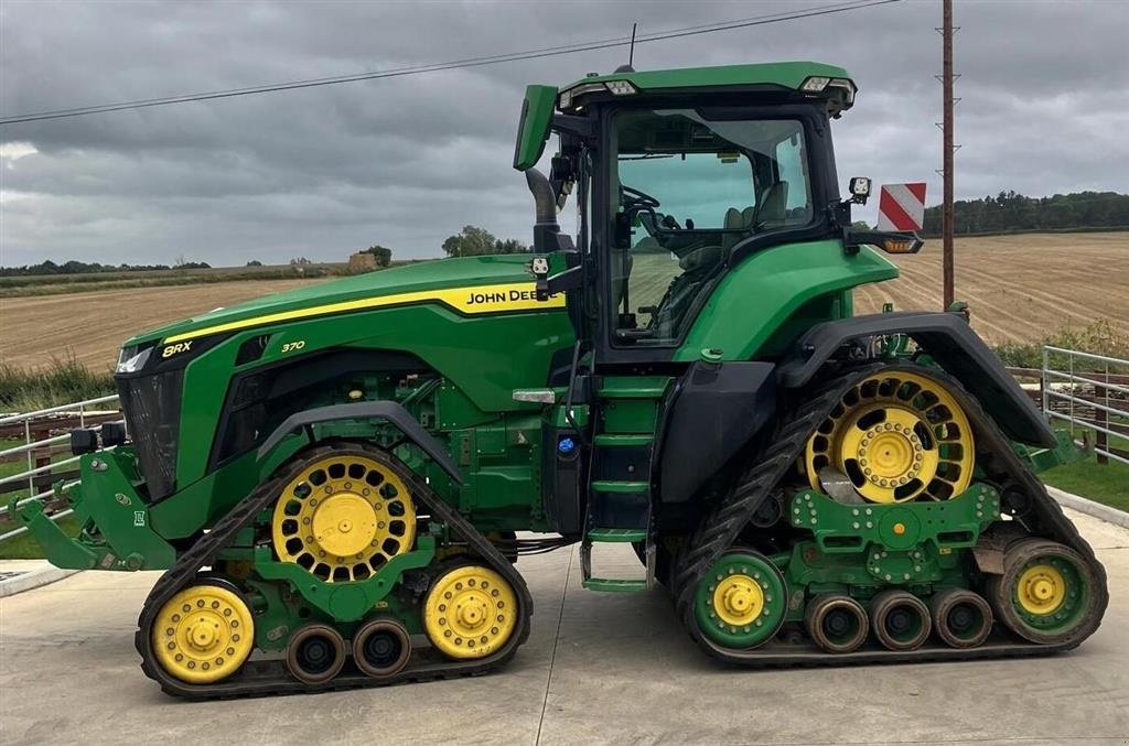 Traktor typu John Deere 8RX 370 GPS aktiveret. 3 x Ultimate pakker. Front lift. Affjedret foraksel og kabine. Luftbremser. Ring til Ulrik på 40255544., Gebrauchtmaschine v Kolding (Obrázek 1)