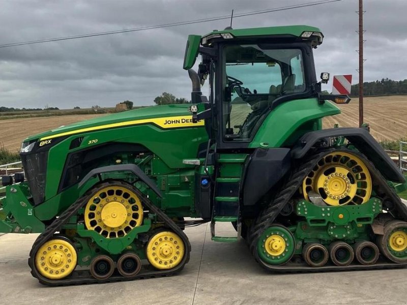 Traktor typu John Deere 8RX 370 GPS aktiveret. 3 x Ultimate pakker. Front lift. Affjedret foraksel og kabine. Luftbremser. Ring til Ulrik på 40255544., Gebrauchtmaschine v Kolding