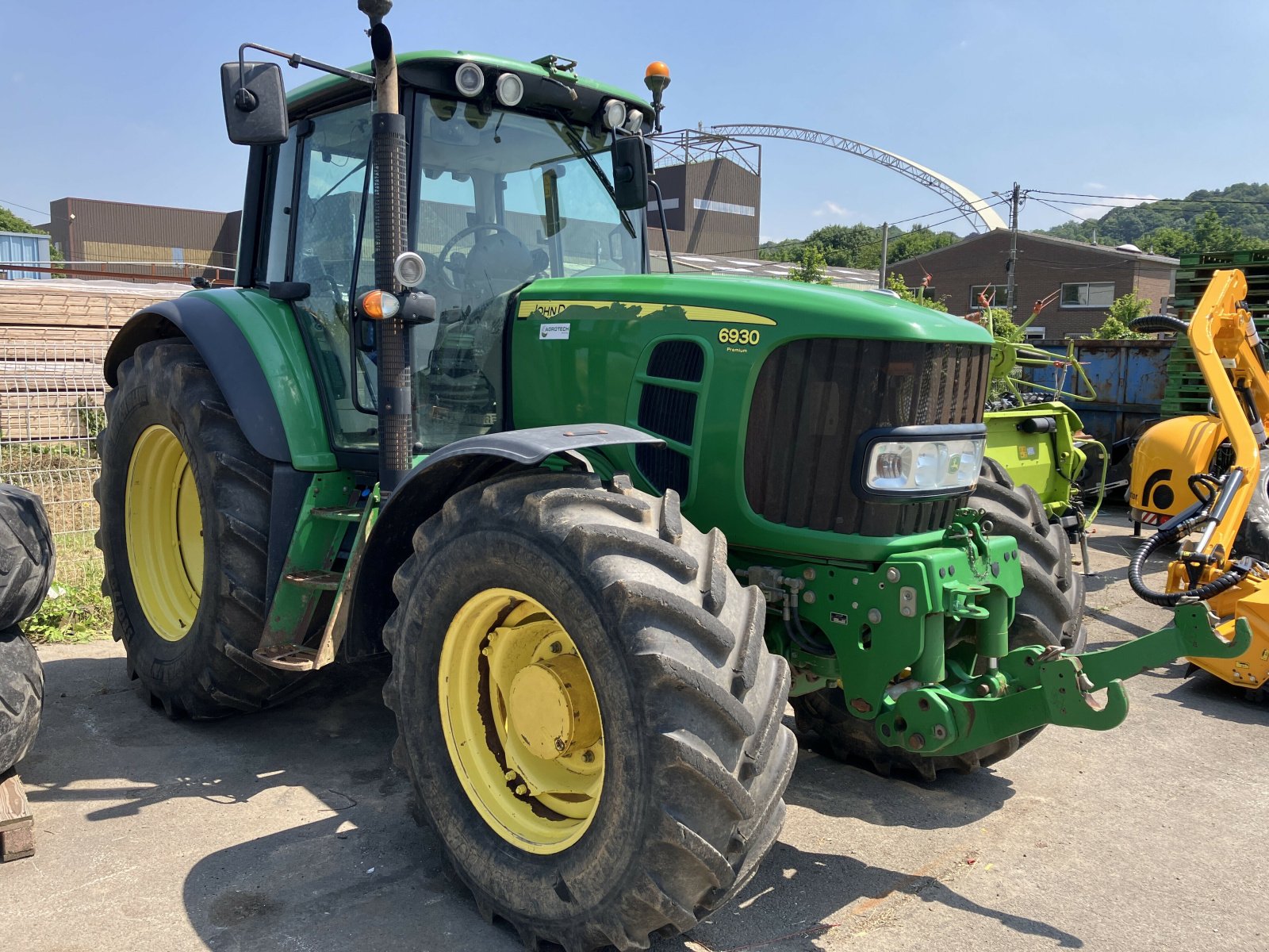 Traktor типа John Deere TRACTEUR 6930 PRENIUM, Gebrauchtmaschine в BLENDECQUES (Фотография 1)