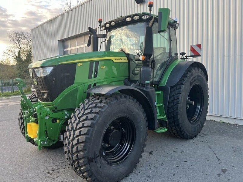 Traktor des Typs John Deere TRACTEUR JOHN DERRE 6R250, Gebrauchtmaschine in Feurs (Bild 1)