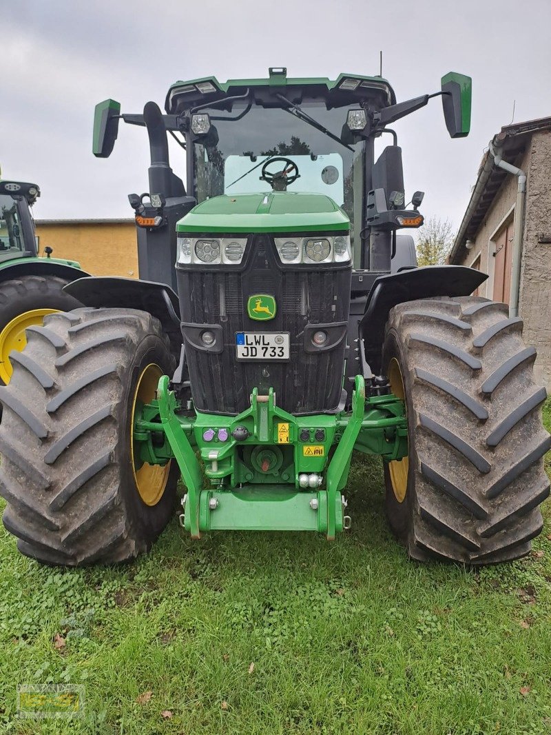 Traktor van het type John Deere TRAKTOR 7R330, Neumaschine in Osterburg (Foto 2)