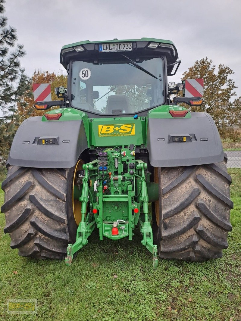 Traktor van het type John Deere TRAKTOR 7R330, Neumaschine in Osterburg (Foto 3)