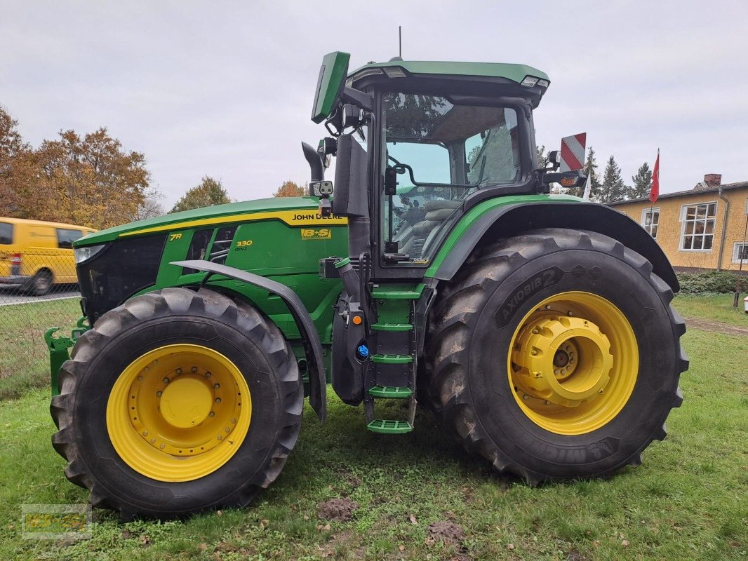 Traktor van het type John Deere TRAKTOR 7R330, Neumaschine in Osterburg (Foto 4)