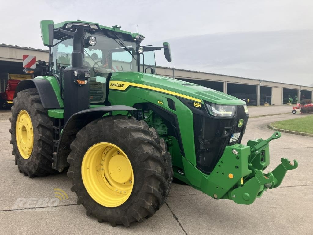 Traktor Türe ait John Deere TRAKTOR 8R410, Neumaschine içinde Lütjenburg (resim 2)