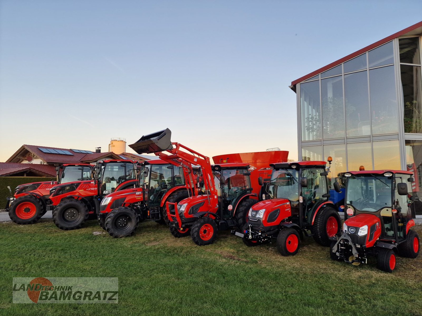 Traktor of the type Kioti CS CX CK DK RX HX K9 ZX 5 Jahre Garantie auf den Antriebsstrang Frontlader Kommunaltraktor Traktor UTV ZTR Nullwendekreismäher, Neumaschine in Eberfing (Picture 1)