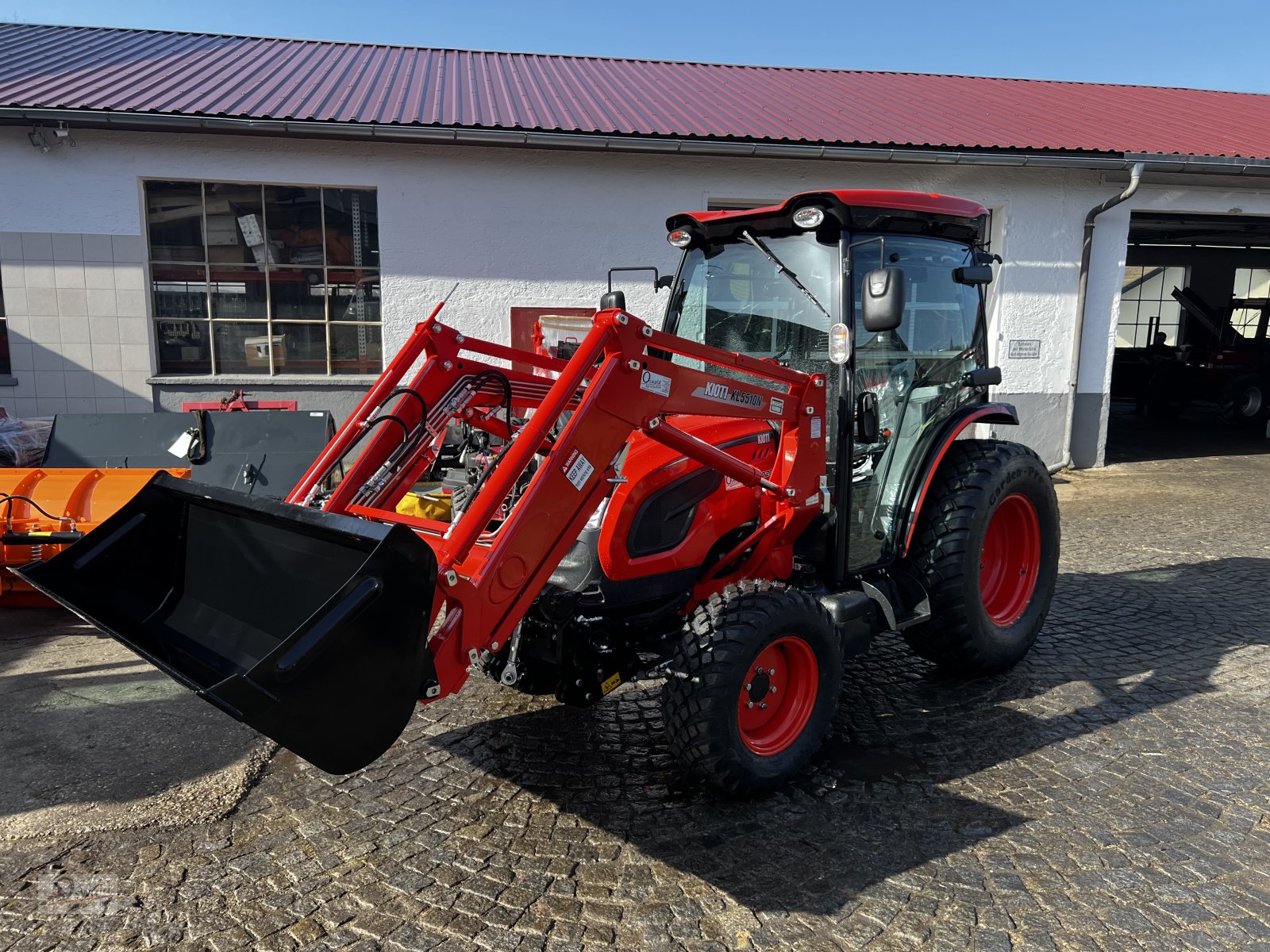 Traktor tip Kioti DK 5020 C, Neumaschine in Regen (Poză 1)