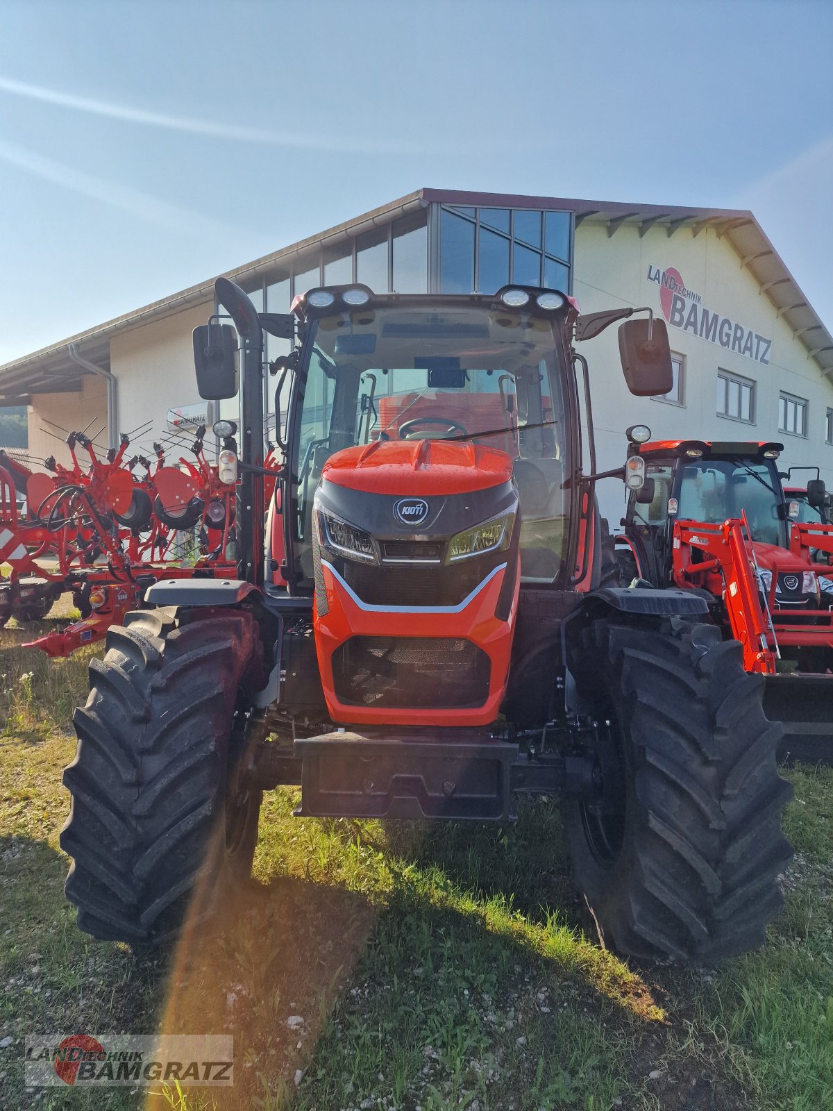 Traktor of the type Kioti HX 9010, Neumaschine in Eberfing (Picture 2)