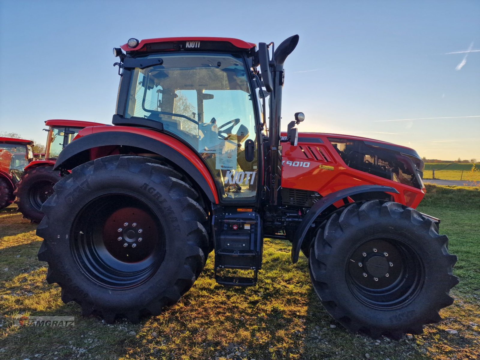 Traktor des Typs Kioti HX 9010, Neumaschine in Eberfing (Bild 4)