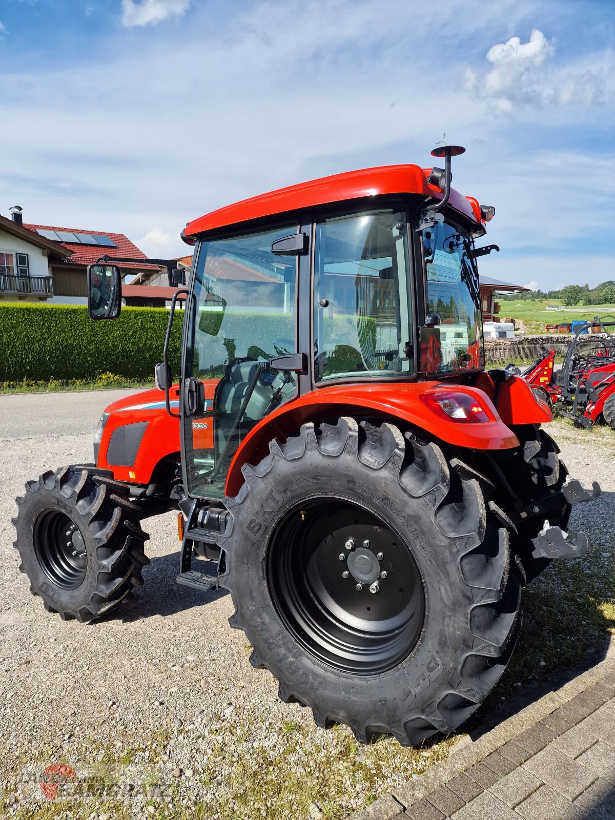 Traktor des Typs Kioti RX 7330, Neumaschine in Eberfing (Bild 4)