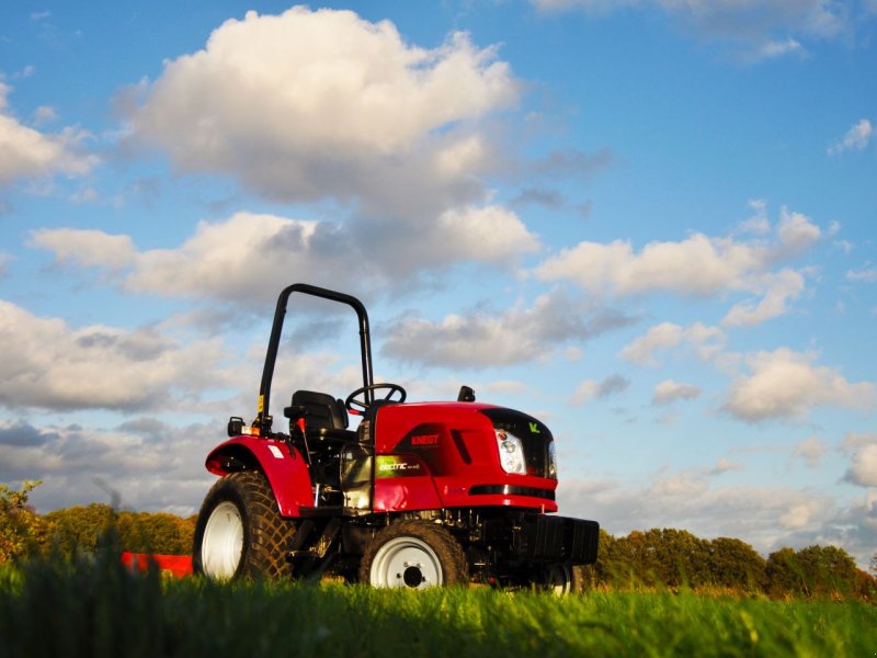 Traktor of the type Knegt 304G2E, Neumaschine in Veldhoven