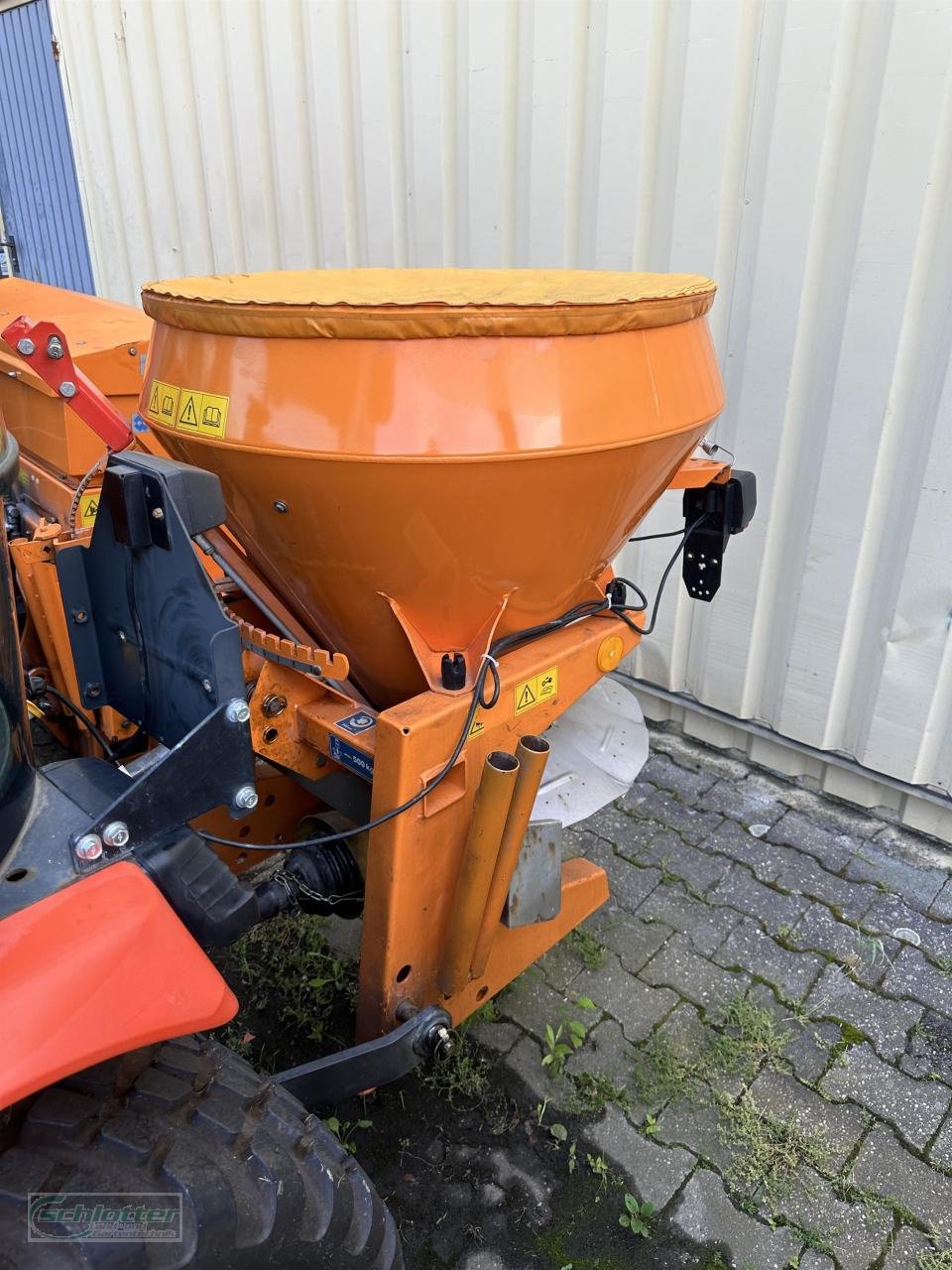 Traktor des Typs Kubota B2650 mit Schild&Streuer, Gebrauchtmaschine in Idstein-Wörsdorf (Bild 3)