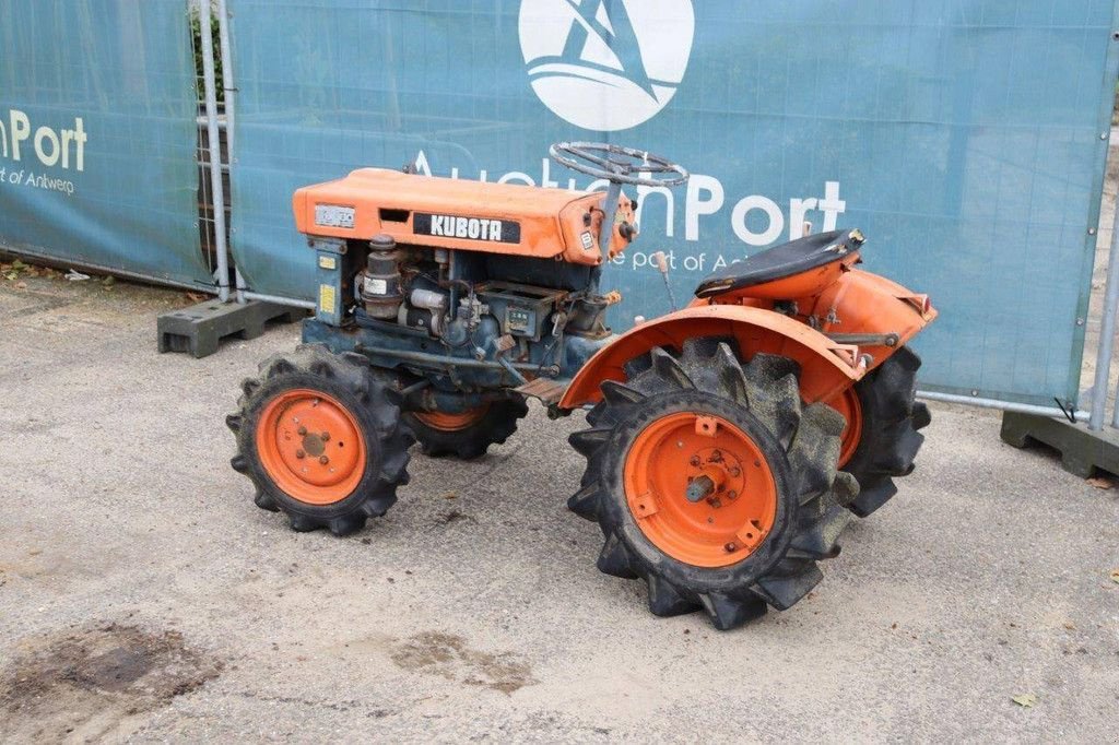 Traktor des Typs Kubota B6000, Gebrauchtmaschine in Antwerpen (Bild 3)