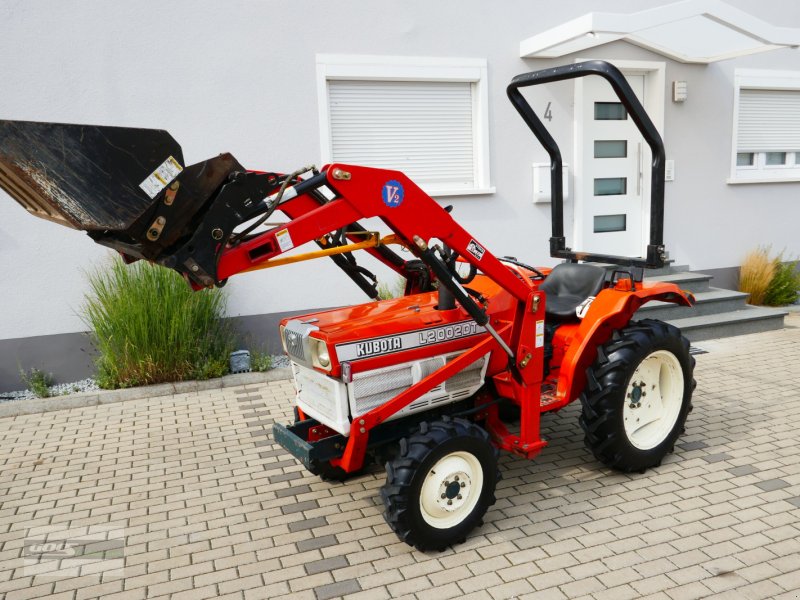 Traktor of the type Kubota L 2002 DT Allr. Erst 751 Std. Mit Ind-Lader und Klapp-Bügel. Sehr guter Zustand!!, Gebrauchtmaschine in Langenzenn