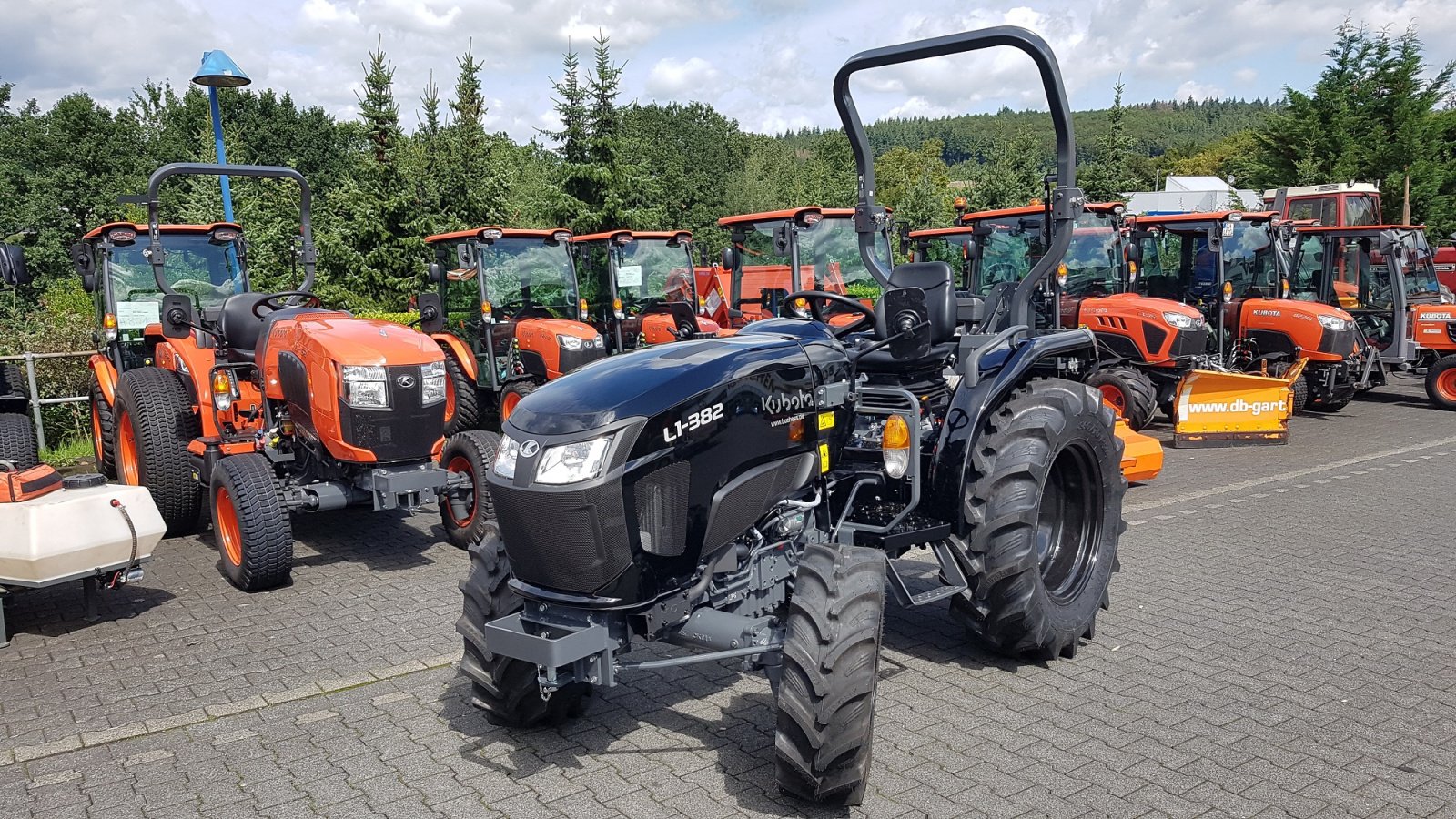 Traktor des Typs Kubota L1-382 Hydrostat-Sonderfarbe, Neumaschine in Olpe (Bild 4)