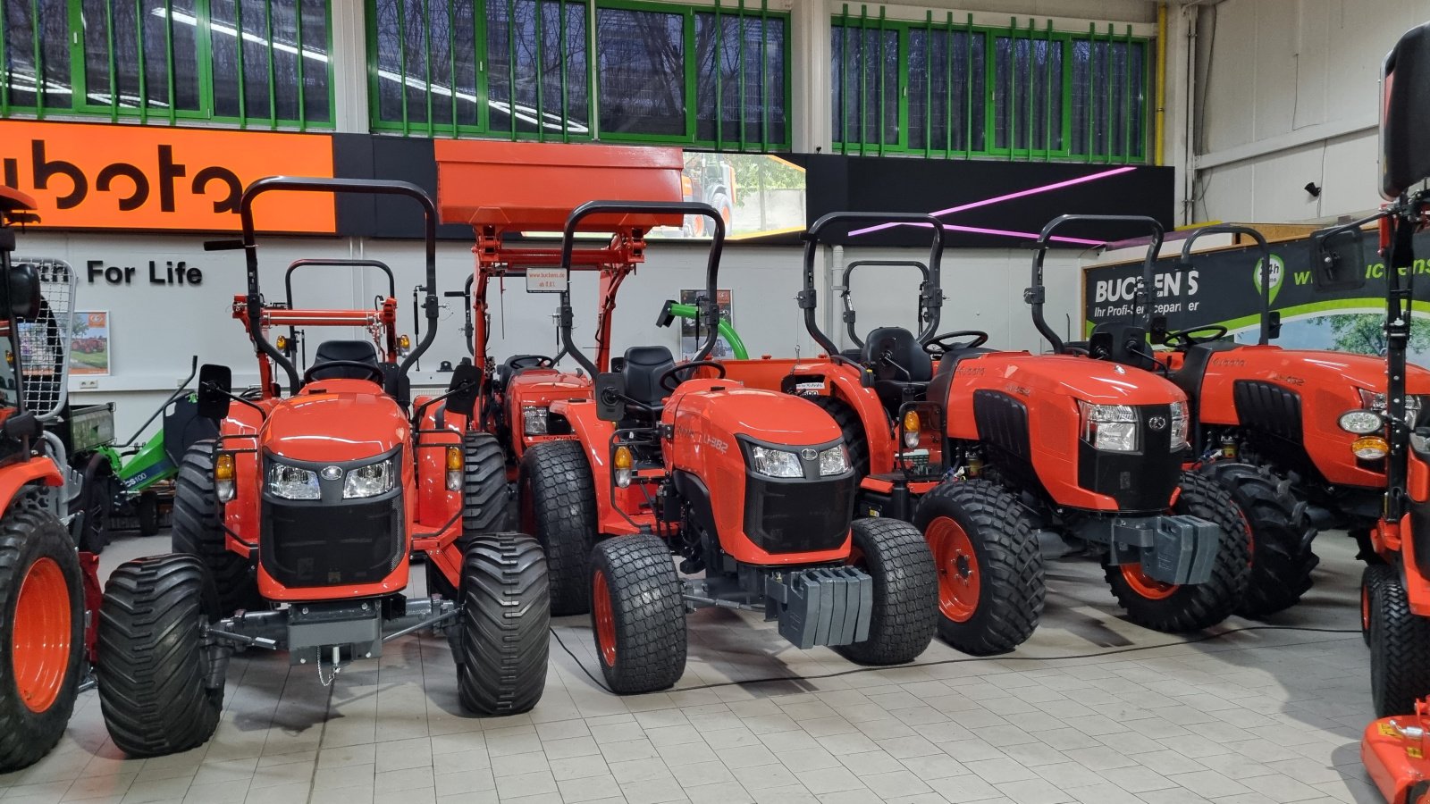 Traktor of the type Kubota L1-382D, Neumaschine in Olpe (Picture 3)