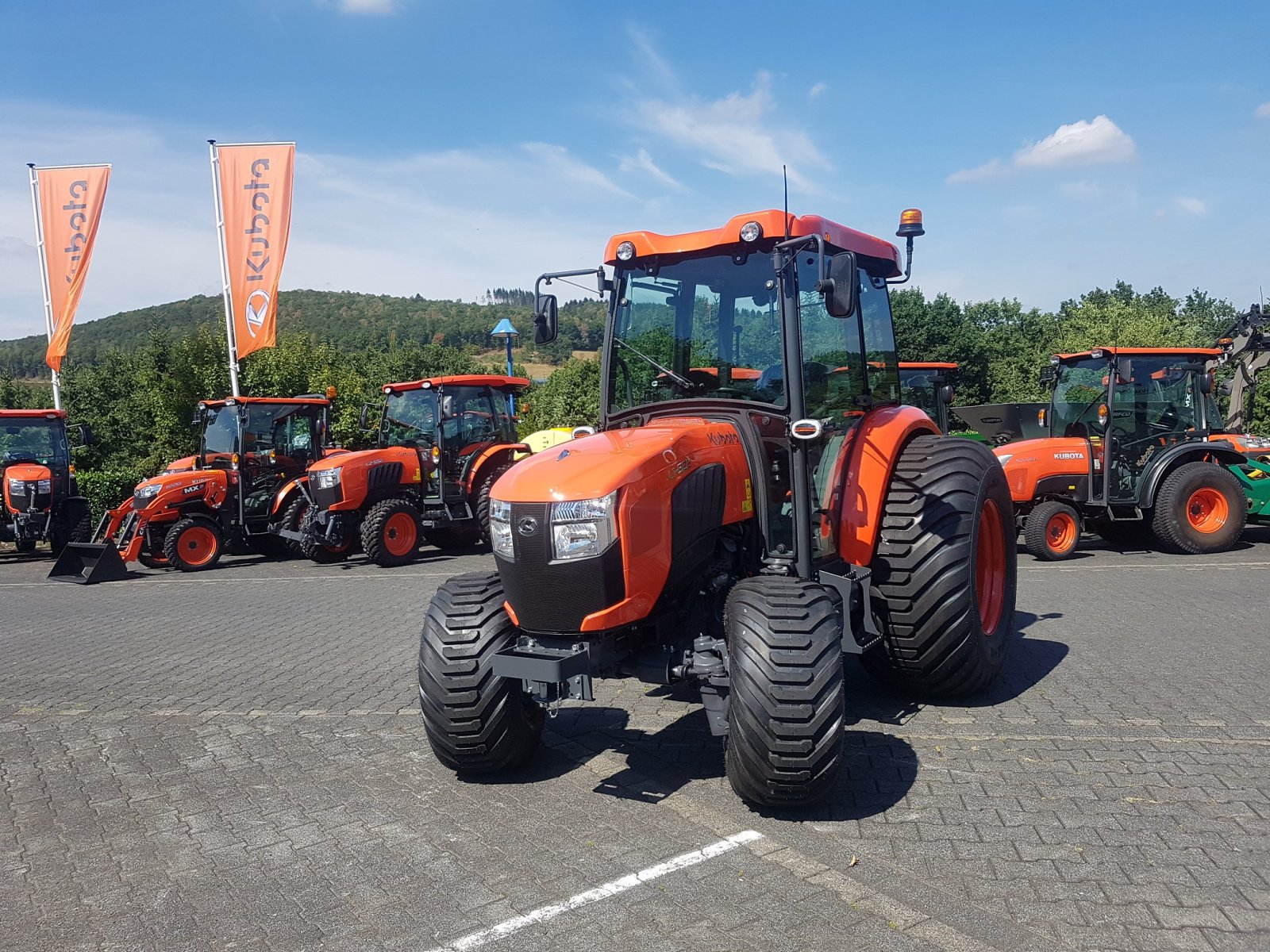 Traktor van het type Kubota L1-522 CAB ab 0,99%, Neumaschine in Olpe (Foto 4)