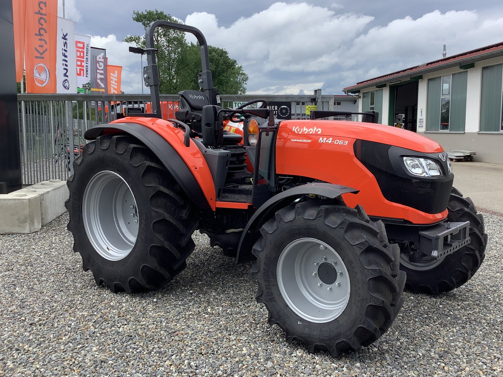 Traktor des Typs Kubota M 4063, Neumaschine in Ertingen (Bild 1)