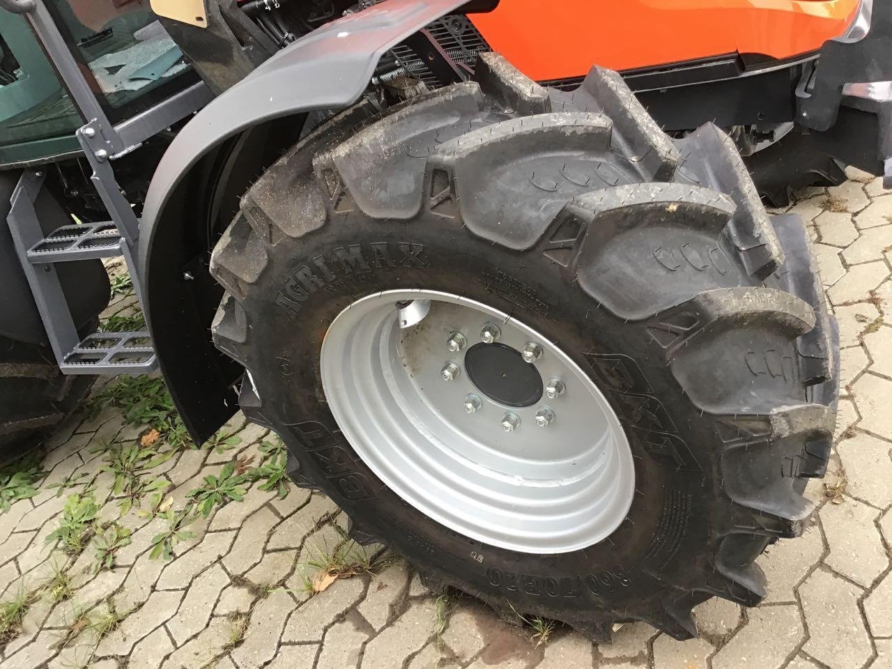 Traktor van het type Kubota M 4073 DTHQ36 GE KABINE, Neumaschine in Burgbernheim (Foto 5)