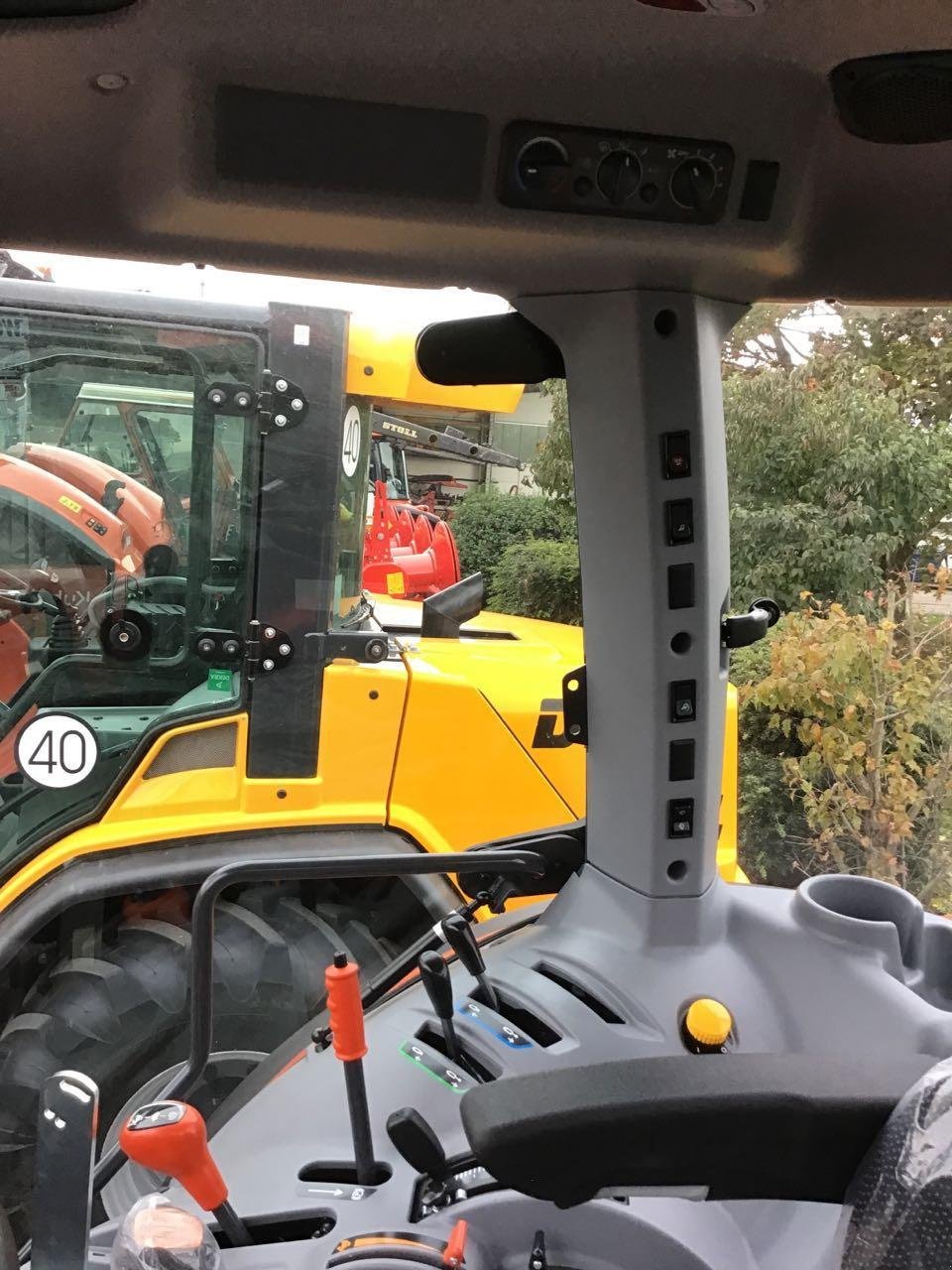 Traktor van het type Kubota M 4073 DTHQ36 GE KABINE, Neumaschine in Burgbernheim (Foto 11)