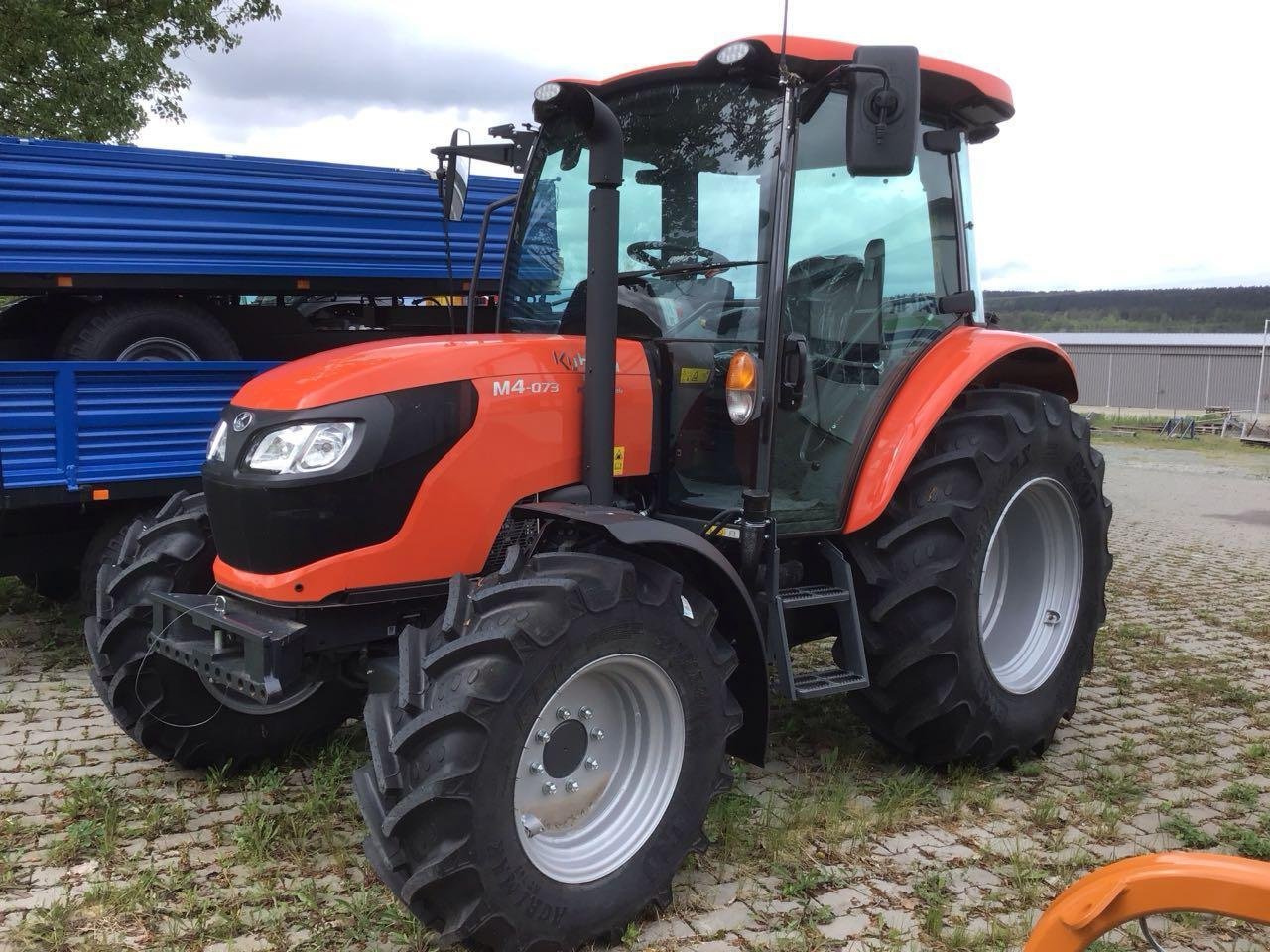 Traktor des Typs Kubota M 4073 DTHQ36 GE KABINE, Neumaschine in Burgbernheim (Bild 1)