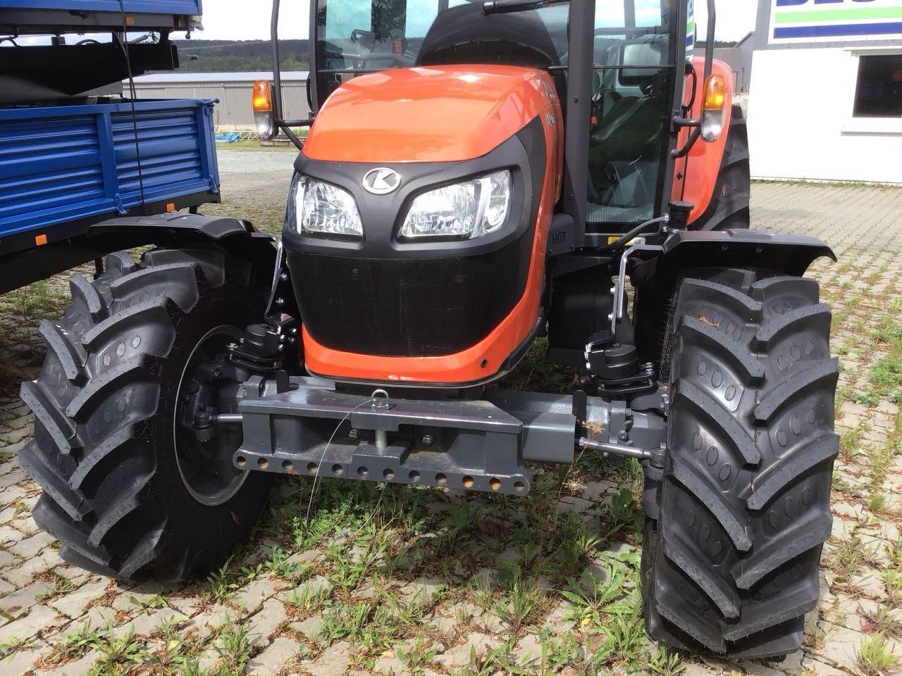 Traktor of the type Kubota M 4073 DTHQ36 GE KABINE, Neumaschine in Burgbernheim (Picture 2)