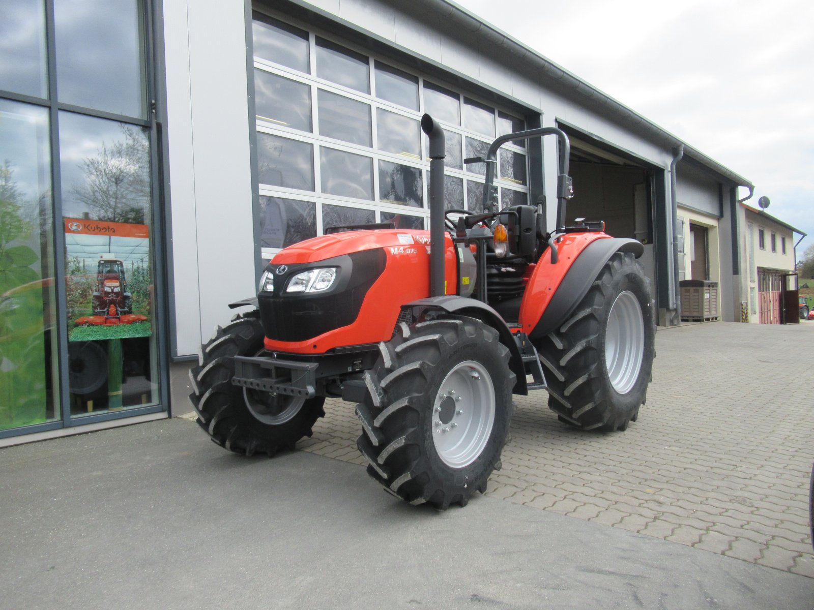 Traktor of the type Kubota M 4073 Rops LS, Neumaschine in Waischenfeld (Picture 1)