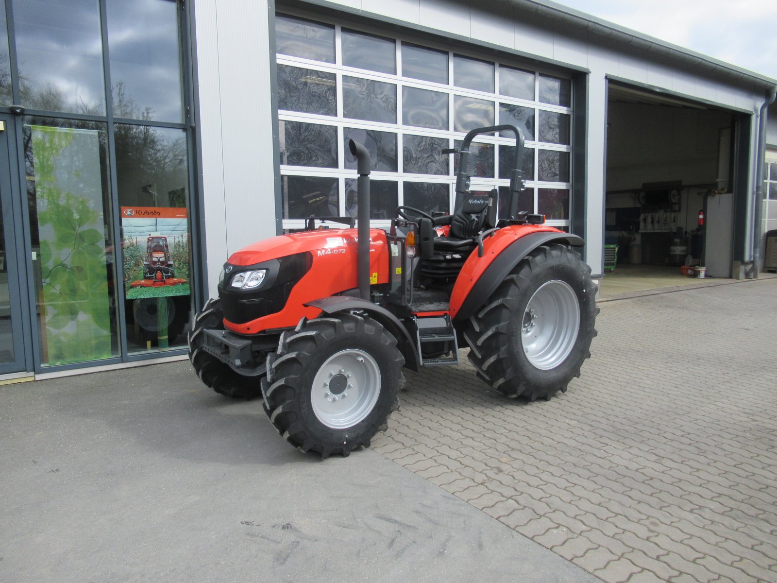 Traktor des Typs Kubota M 4073 Rops LS, Neumaschine in Waischenfeld (Bild 2)