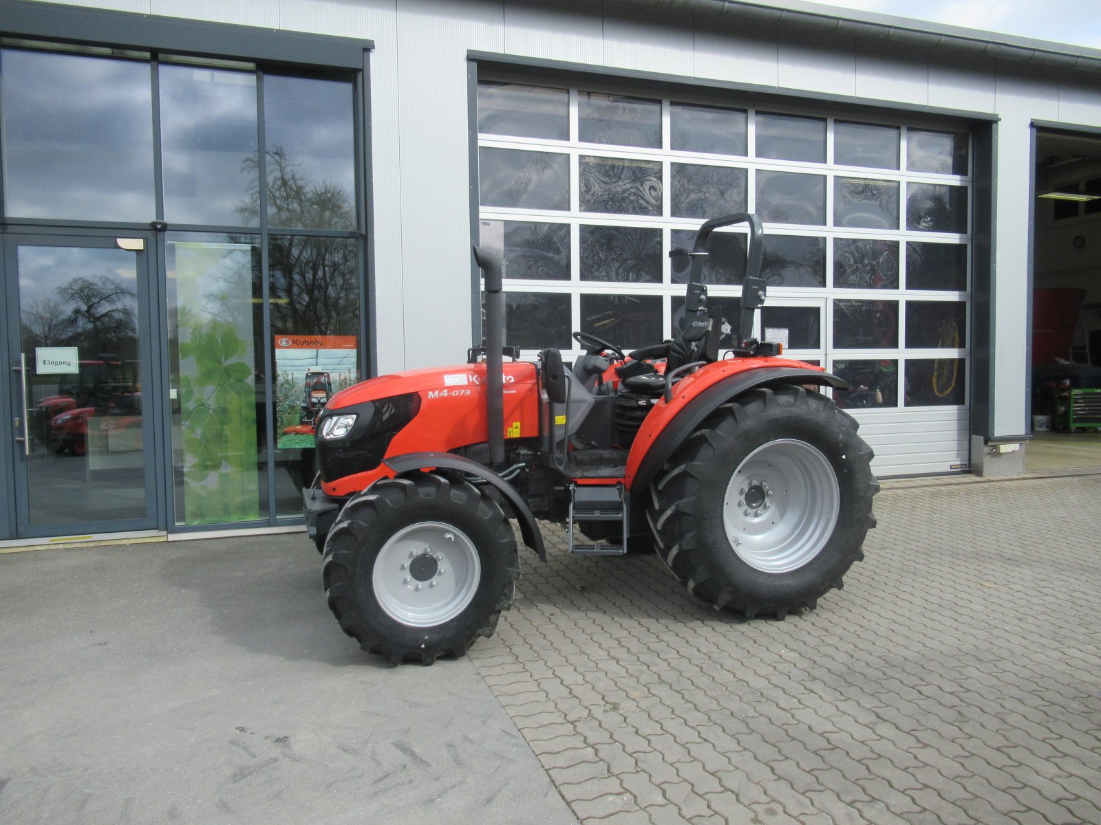 Traktor of the type Kubota M 4073 Rops LS, Neumaschine in Waischenfeld (Picture 3)