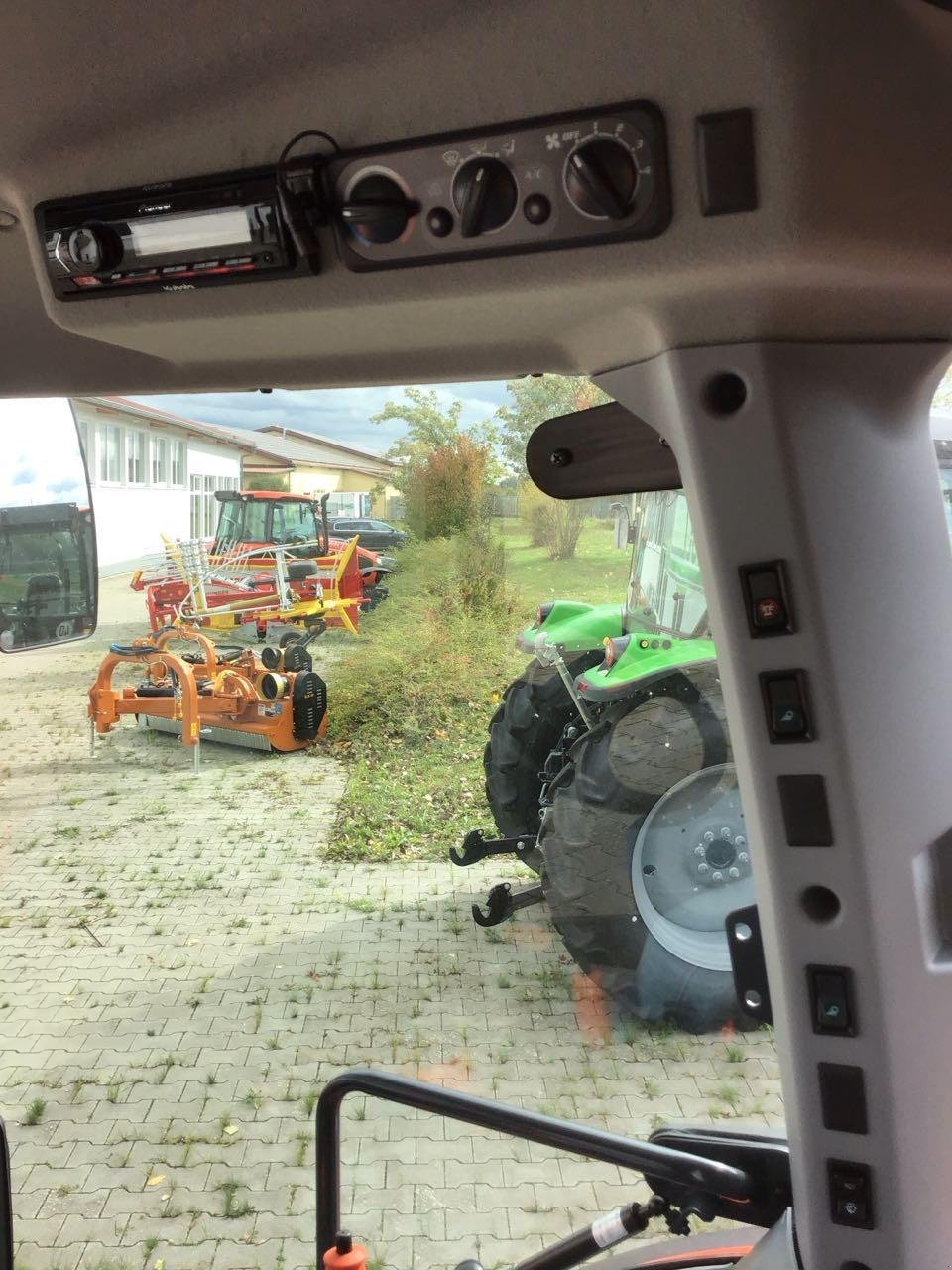 Traktor of the type Kubota M 5092 HQ36 GE KABIN, Neumaschine in Burgbernheim (Picture 11)